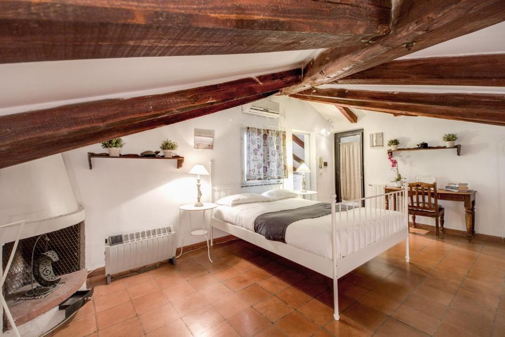 The Vault Bed & Breakfast Rom